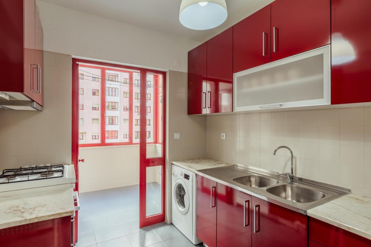Elegant 3 Bedroom Apt - City Centre - Garage - Metro Лиссабон Экстерьер фото