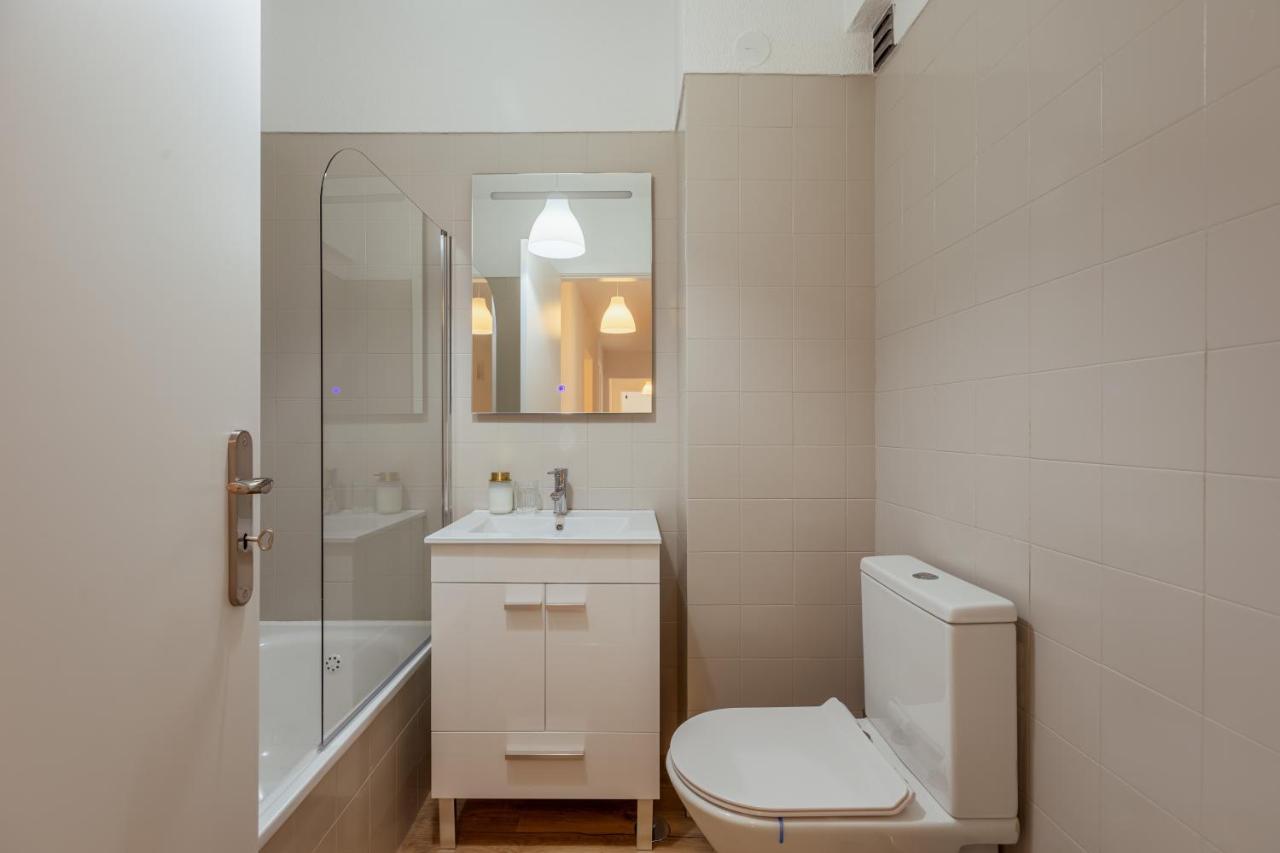 Elegant 3 Bedroom Apt - City Centre - Garage - Metro Лиссабон Экстерьер фото