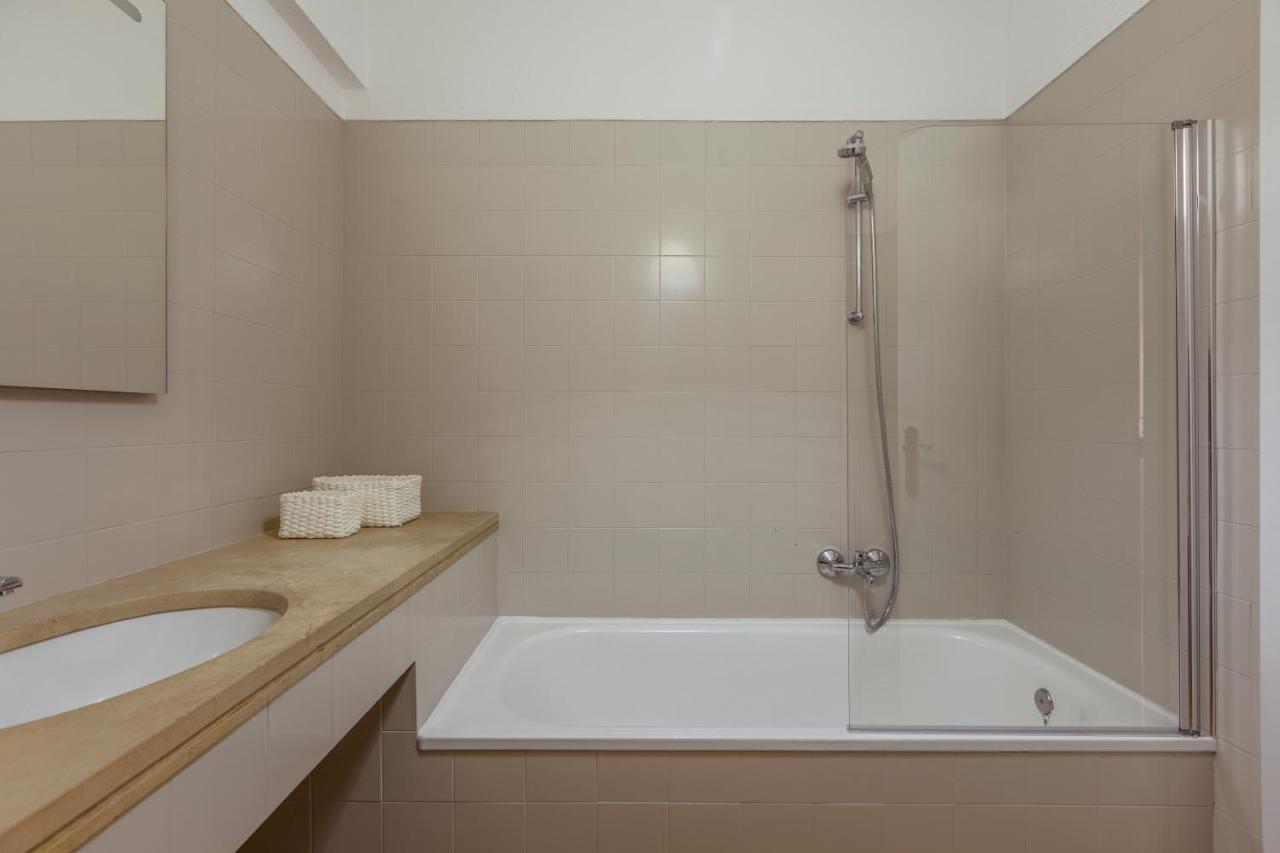 Elegant 3 Bedroom Apt - City Centre - Garage - Metro Лиссабон Экстерьер фото